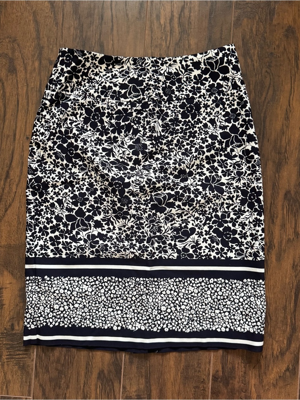 Margaret M Pencil Skirt Size Small Navy and White Floral